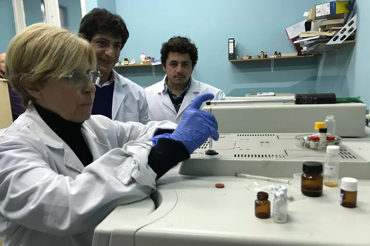 Alicia Bardón, con su equipo, analiza muestras de aceite de cannabis en un cromatógrafo.