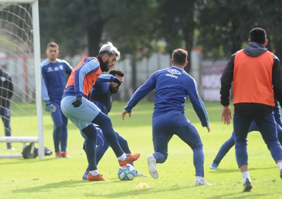 TRABAJO. Toledo maneja la bola durante un fútbol reducido. Zielinski no pierde el tiempo y trabaja para que “su” Atlético se muestre letal desde el inicio del campeonato. la gaceta / foto de héctor peralta 