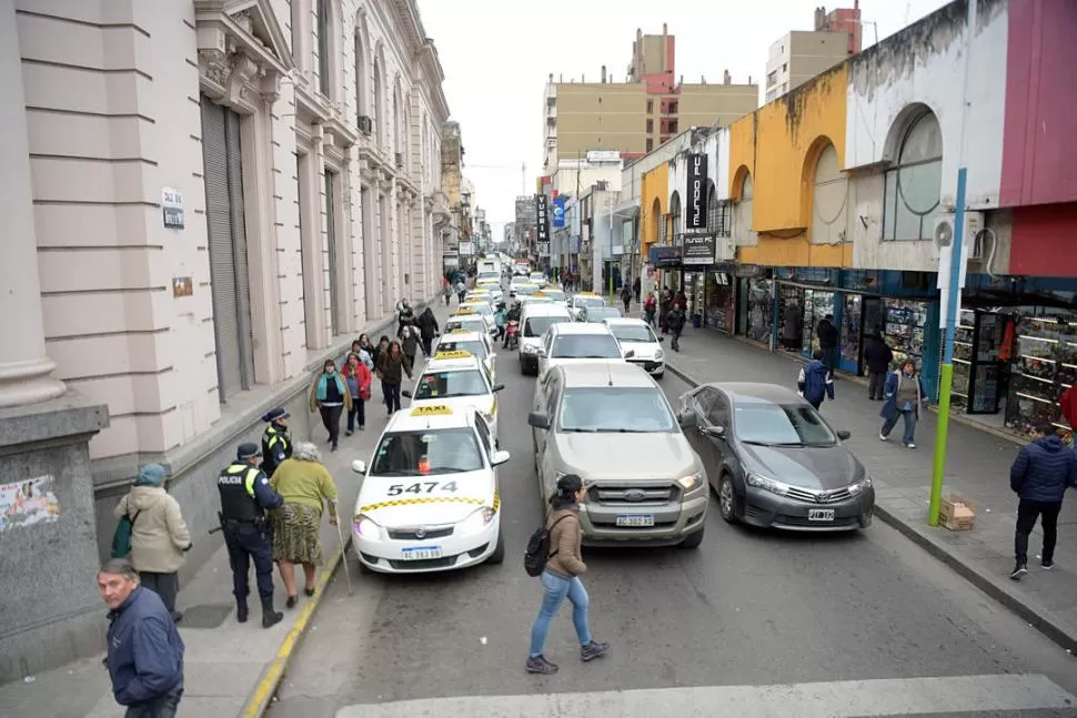 MAIPÚ AL 100. Es una de las que cambiará su paisaje: se ensanchará la vereda y se irá la parada de taxis. LA GACETA / FOTOS DE FRANCO VERA.-