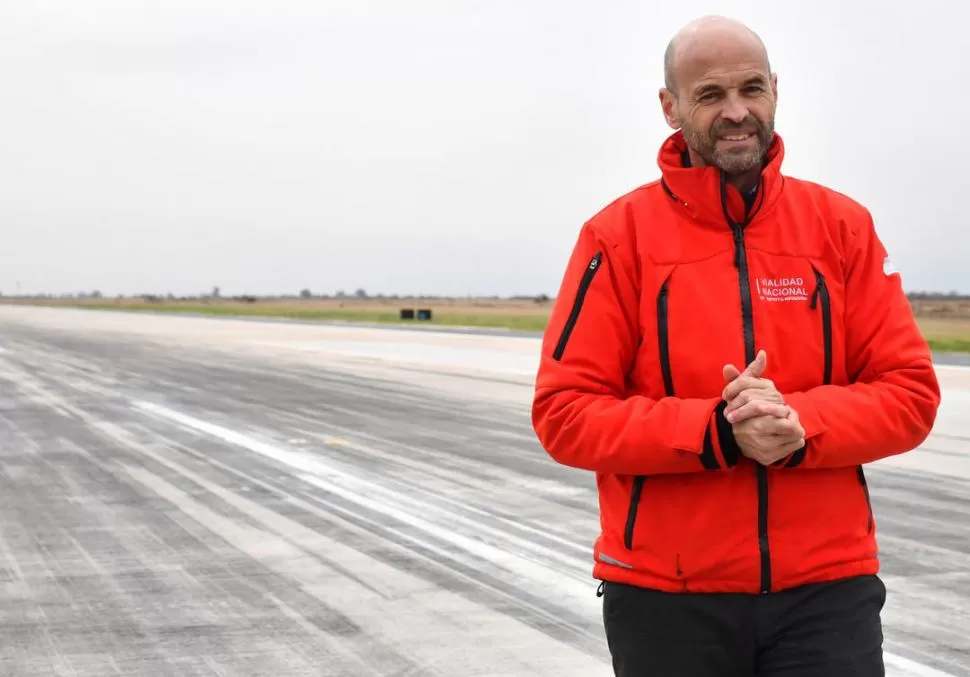 EN PROVINCIAS. Dietrich supervisó ayer obras en el aeropuerto de Córdoba. El ministro llegará el lunes a Tucumán. telam