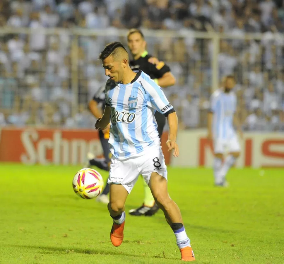 ¿LA TENDRÁ? Acosta jugando con la camiseta número 8, en Atlético. Ahora es de Carrera pero habrá que ver si se la cede. la gaceta / foto de hector peralta (archivo)