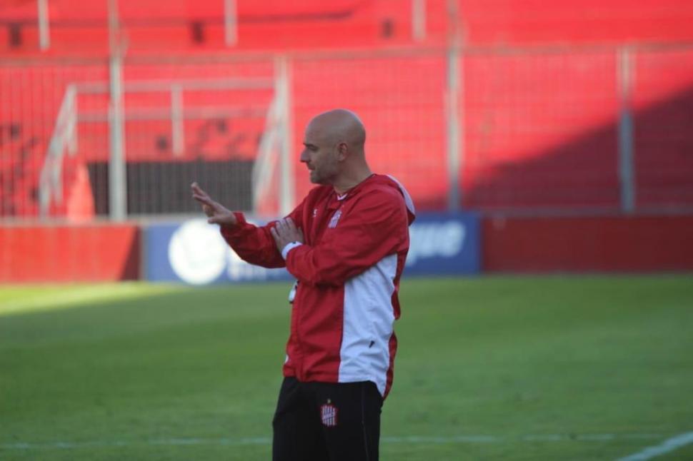 LA DIFERENCIA. Matos definió, fuerte el medio, el penal que decretó la victoria “santa” en el duelo entre titulares. prensa c.a.s.m.