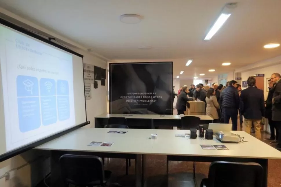 ESTACIÓN DE TRABAJO. El espacio que el IDEP preparó para los miembros del flamante Club de Emprendedores.  