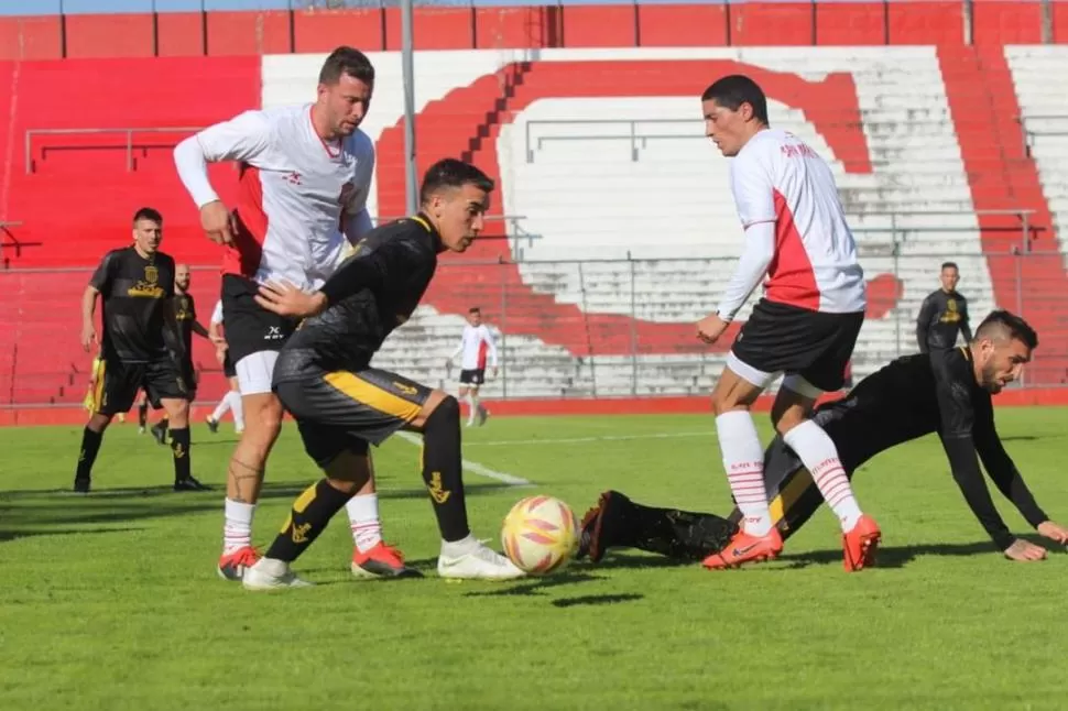 BIEN INTENSO. Tal cual pregonan los entrenadores, durante el amistoso contra Mitre se vio un San Martín intenso, explosivo y batallador. De a poco, el nuevo modelo va tomando la forma que quieren los DT. prensa c.a.s.m.