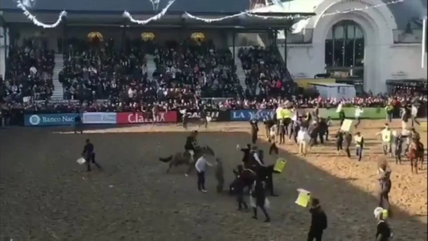 Video: una protesta vegana en La Rural terminó a rebencazos