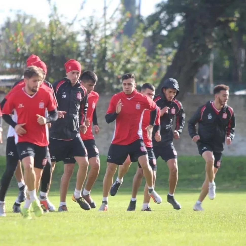 A TRABAJAR. A las 9.30, en el complejo “Natalio Mirkin”, el plantel “santo” retomará los entrenamientos con la idea de seguir poniéndose a punto para el torneo. prensa casm