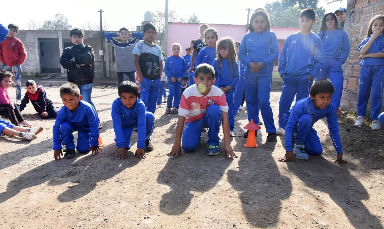 CAMPEÓN. Pollo, en el centro de la imagen, dejó de drogarse cuando conoció la maracha atlético. LA GACETA / FOTOS DE ANALÍA JARAMILLO