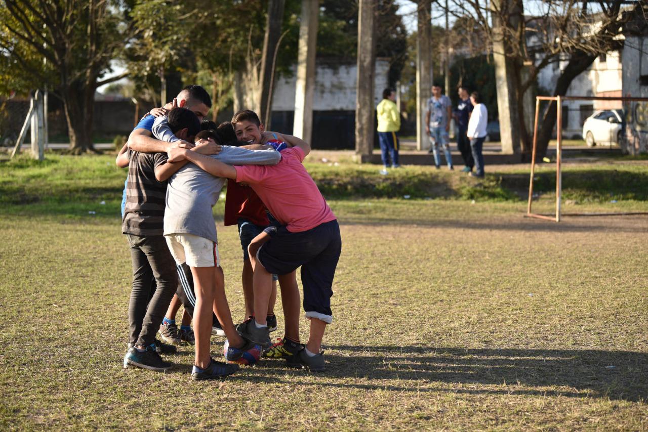 TODOS PARA UNO... Los chicos que llegan al hogar son como hermanos. Siempre unidos.