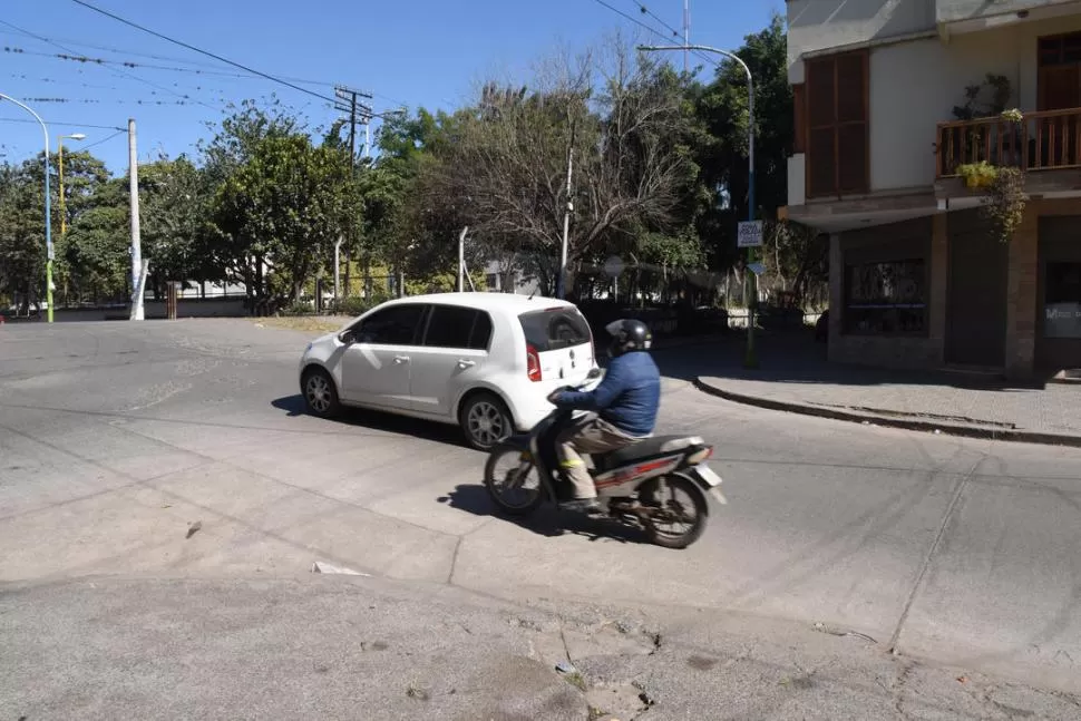 LA ESQUINA DEL ROBO. La camoneta fue robada por desconocidos cuando estaba estacionada en Italia casi Rivadavia  hace una semana. la gaceta / Foto de José Nuno 