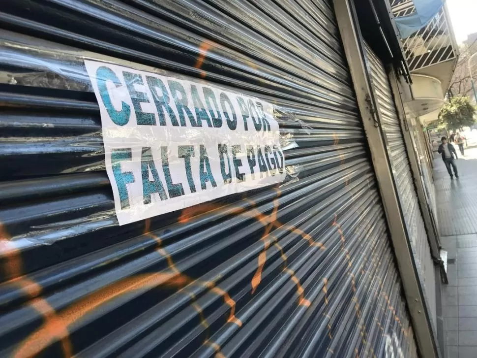 MEDIDAS DE FUERZA. Empleados colocaron carteles en los súper de Luque. 