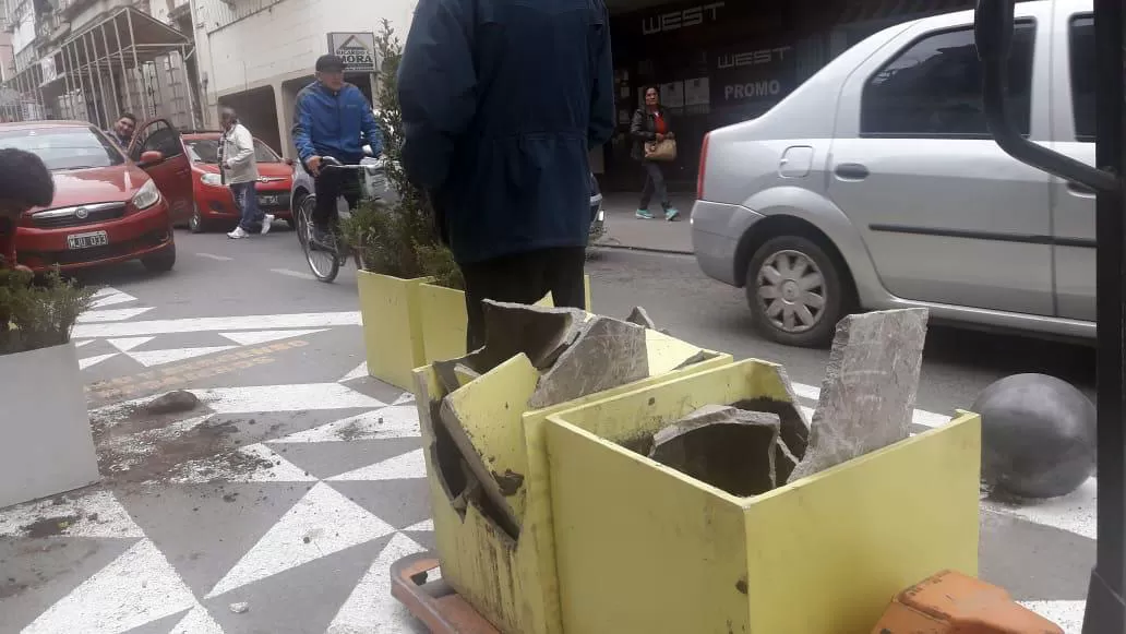 Los canteros aparecieron rotos esta mañana. LA GACETA/FOTO DE ROBERTO ESPINOSA 