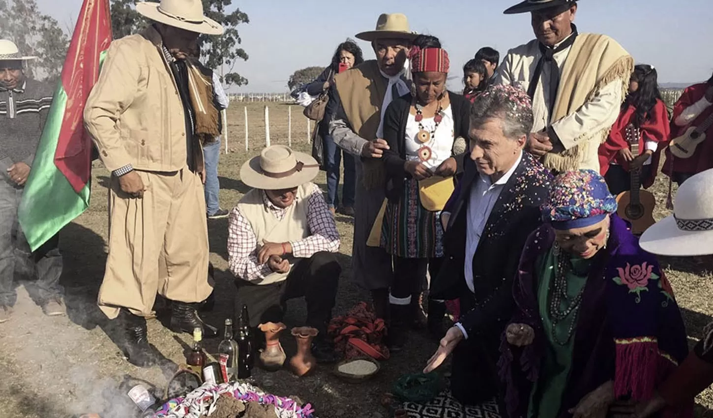 Mauricio Macri rindió culto a la Pachamama.