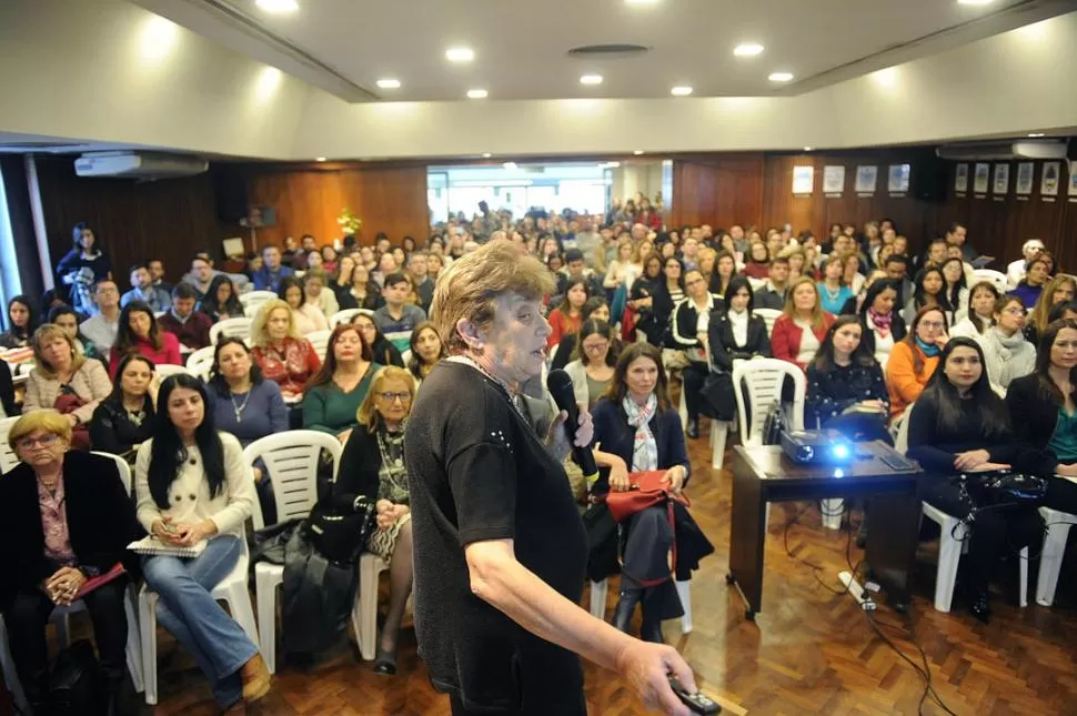 EN EL CENTRO DE ESPECIALIZACIÓN. Kemelmajer durante la disertación. la gaceta / foto de héctor peralta 