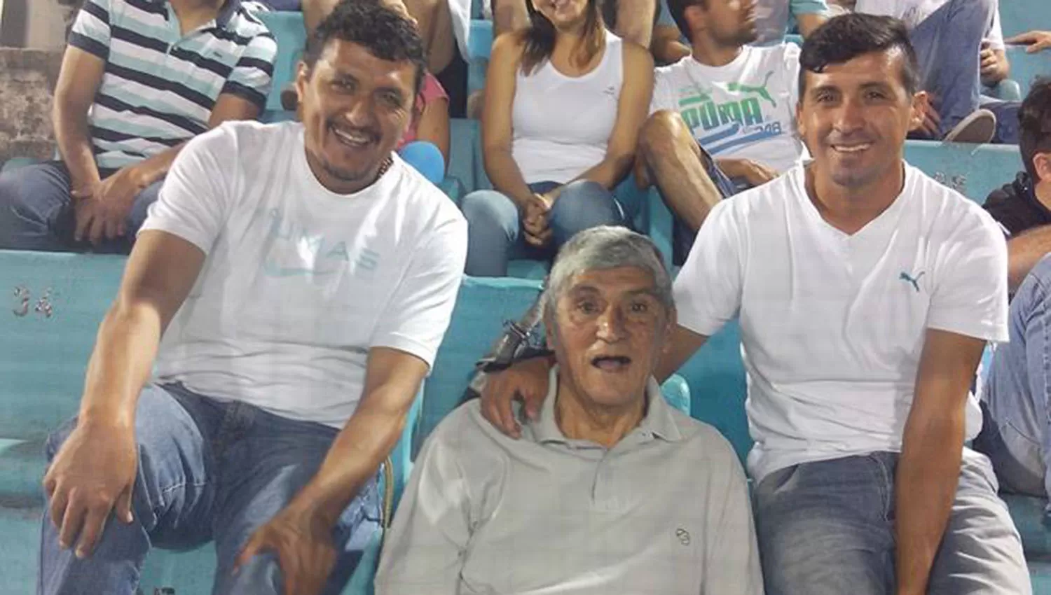 La Bruja Amaya, junto a sus hijos Jorge y Ricardo, cuando Atlético lo homenajeó en 2014. (ARCHIVO)