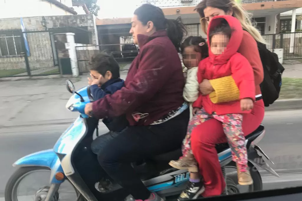 Cinco personas arriba de una moto, sin casco, en la avenida Mate de Luna