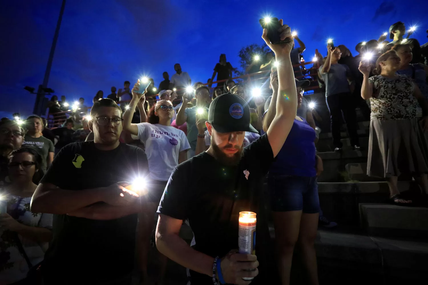 VIGILIA. Ciudadanos de El Paso se unieron en la Escuela para rezar por las víctimas del tiroteo de esa ciudad. REUTERS