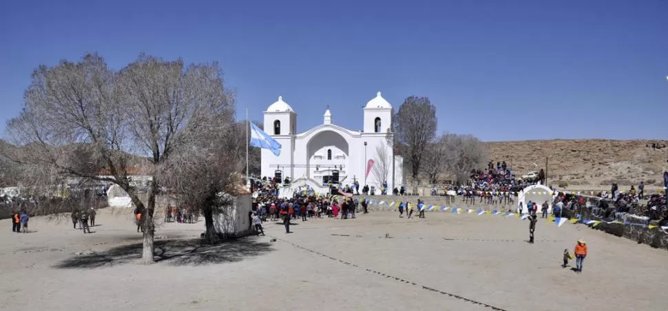 EL FRENTE. La plaza-atrio donde se realiza el toreo de la vincha. En las esquinas pueden verse las capilla posas y junto al árbol del centro, la capilla miserere.