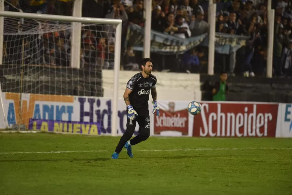 NADA PARA HACER. “Laucha” no pudo ver la pelota que envió Femia. la gaceta / foto de diego aráoz (enviado especial)