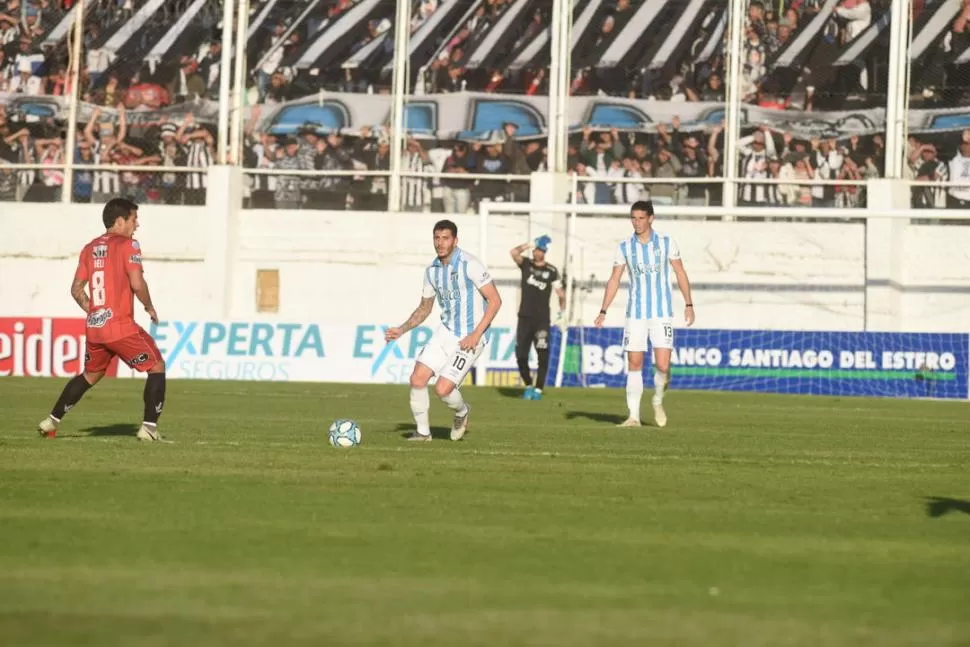 SOL EN CONTRA. Castellani arma juego; Gissi mira y Lucchetti se protege del sol. la gaceta / fotos de diego aráoz (enviado especial)