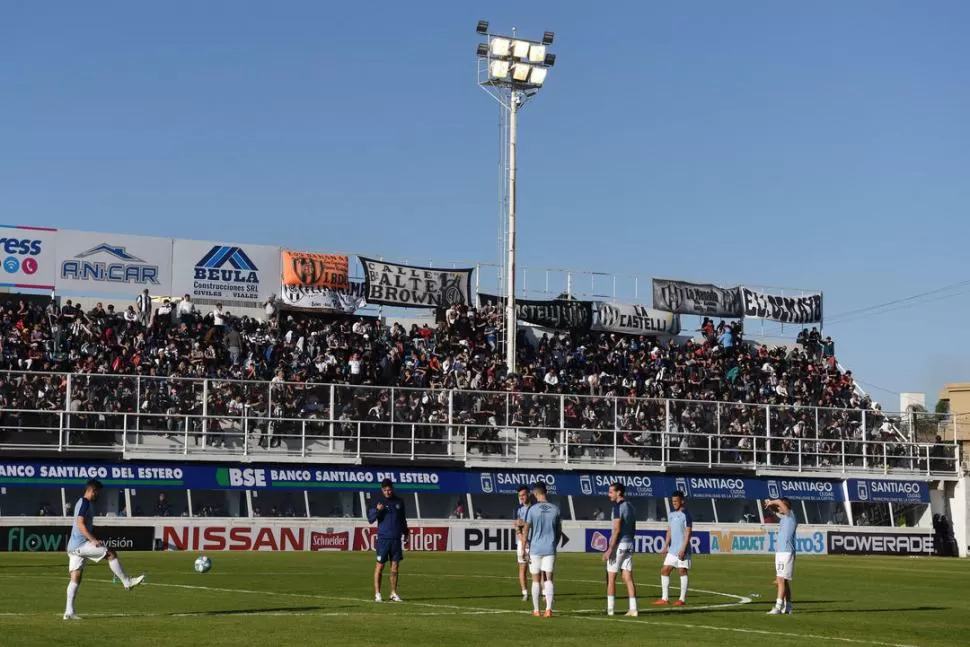 CALENTAMIENTO. El equipo “decano”, en plena entrada en calor antes del partido de ayer, que marcó su segunda caída. la gaceta / foto de diego aráoz (enviado especial)