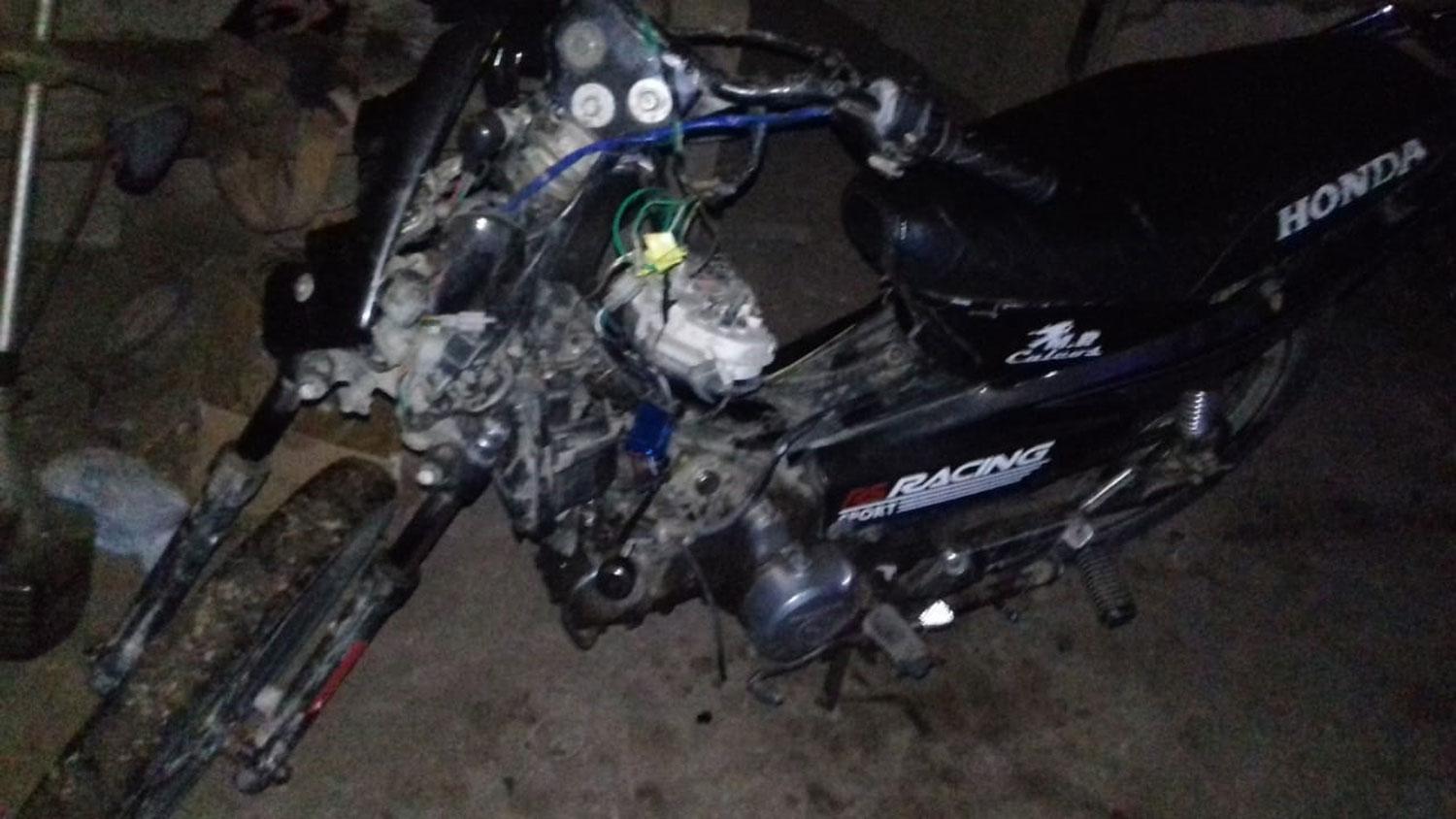 DESTRUIDA. Así quedó la moto de Nahuel Córdoba tras chocar esta madrugada con un caballo.