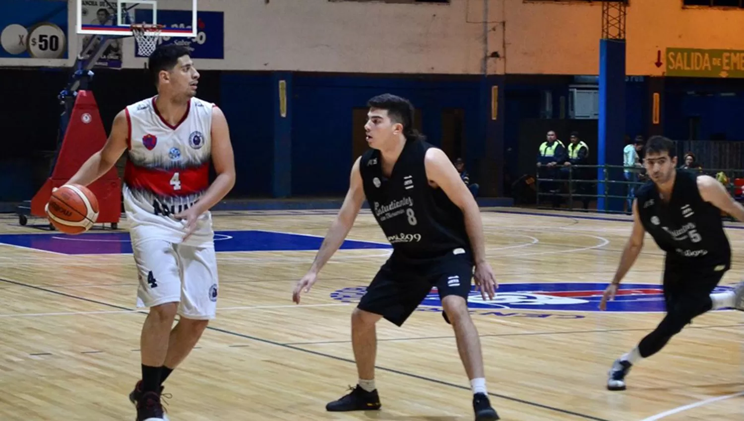 Ignacio Corbalán (con el balón) sumó un doble-doble en el triunfo Azzurro. (FOTO TOMADA DE FACEBOOK CENTRAL CÓRDOBA BASKET)