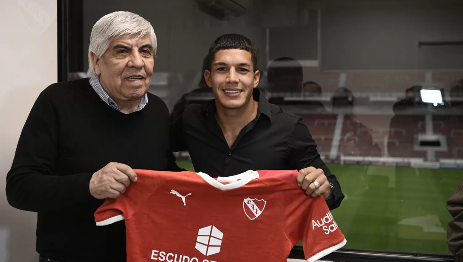 Romero junto a Hugo Moyano, presidente del Rojo. (FOTO TOMADA DE PRENSA CLUB ATLÉTICO INDEPENDIENTE)