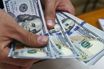 El peso se devalúa de nuevo y el dólar roza los $47