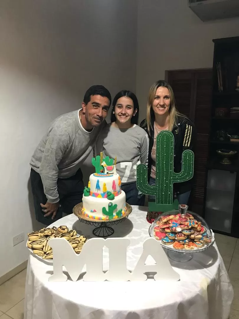 FESTEJO. “Marian”, su esposa, Melina, y su hija Mía; en la foto no sale Felipe (hijo).  