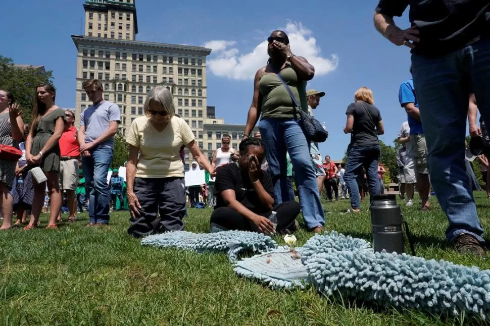 VIGILIA. Muchos ciudadanos de Dayton se reunieron en lugares públicos, como parques y plazas, para apoyarse y para rezar juntos reuters 