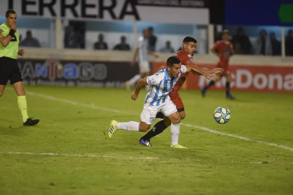 MUCHA LUCHA. Guillermo Acosta, que no mostró su mejor versión, lucha por la posesión del balón con Cristian Vega. LA GACETA / FOTO DE DIEGO ARÁOZ