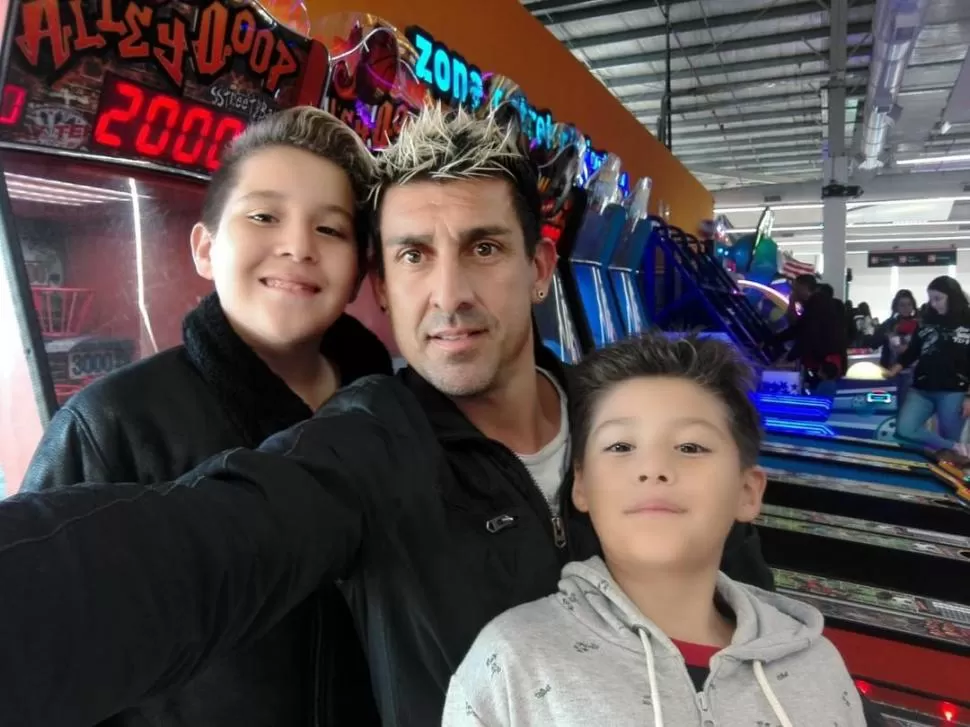 PAPÁ. “Satanás” con dos de sus hijos: Arón (12 años) y Naim (7); falta Brian (18). 