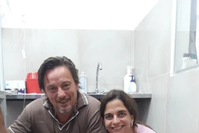 Son cirujanos pediátricos y ayudan a operar mascotas que tienen graves enfermedades