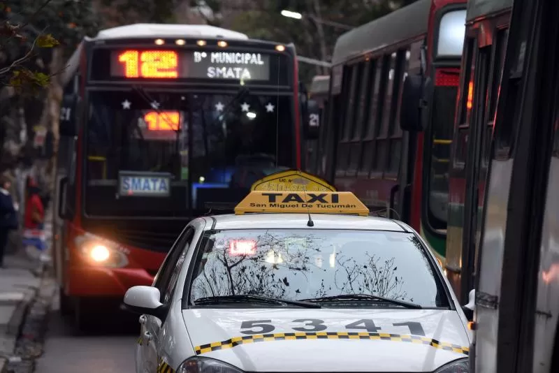 Calles como la Salta o la Córdoba, que son angostas y circulan muchas líneas de ómnibus, el tránsito es insoportable.