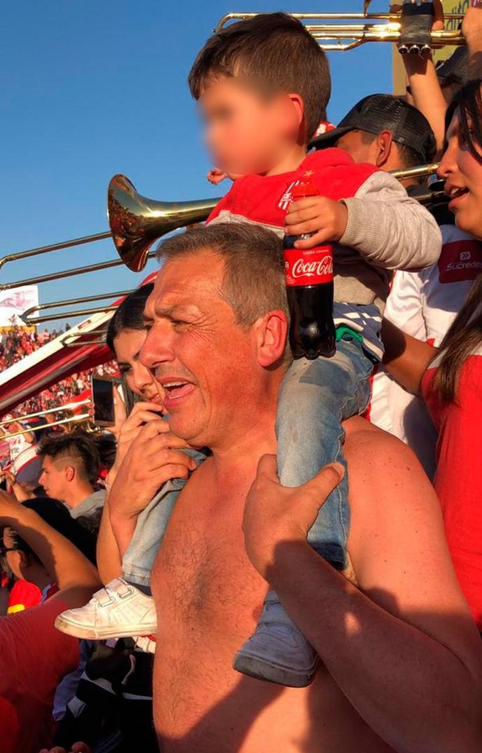 EN LA “POPU”. Sagra vio el segundo tiempo desde la tribuna Rondeau.  