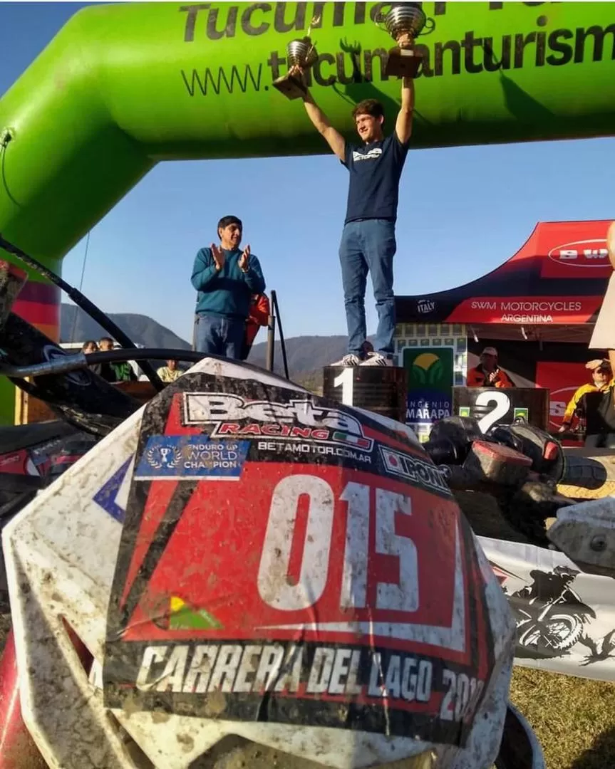 ÚNICO. Mercado posó en soledad en lo más alto del podio de premiación. 