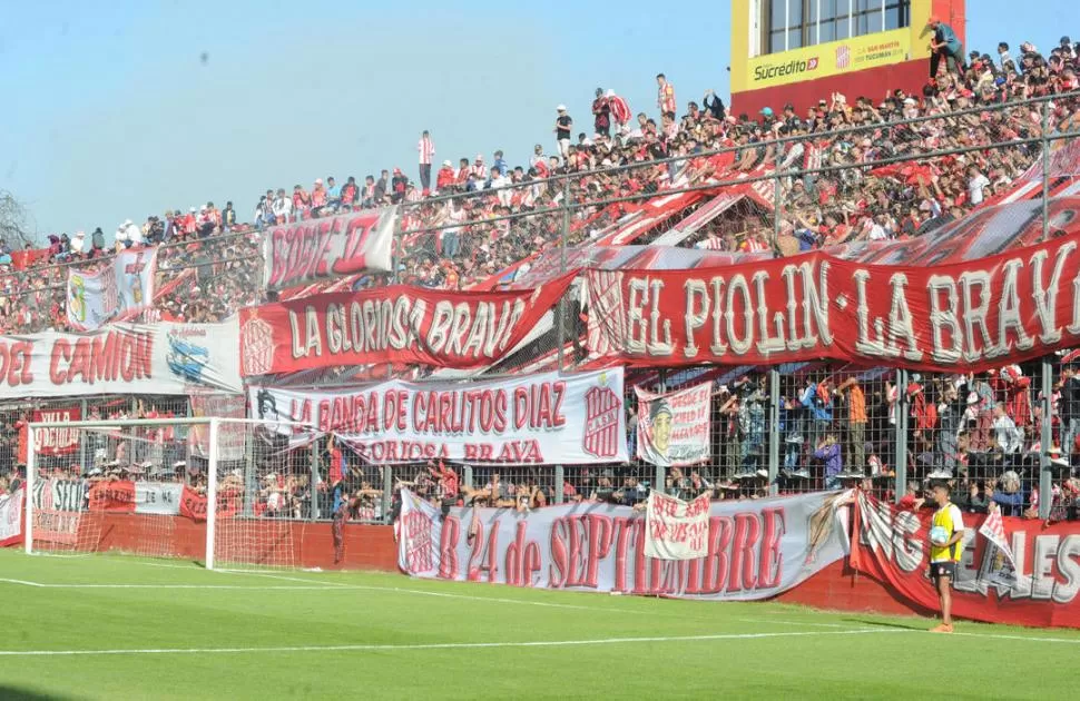 IMPACTANTE. San Martín llenó el estadio en un partido amistoso, algo que también fue destacado a nivel nacional. Esa pasión impulsó a Sagra a subirse al paravalancha. la gaceta / foto de antonio ferroni