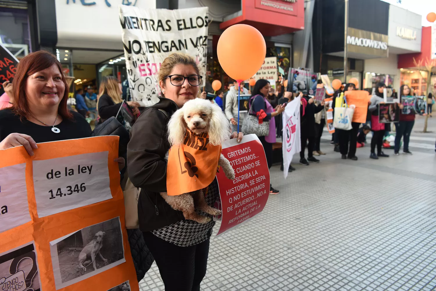 INDIGNADOS. Los manifestantes hicieron escuchar su voz en la peatonal Mendoza. LA GACETA / JOSÉ NUNO