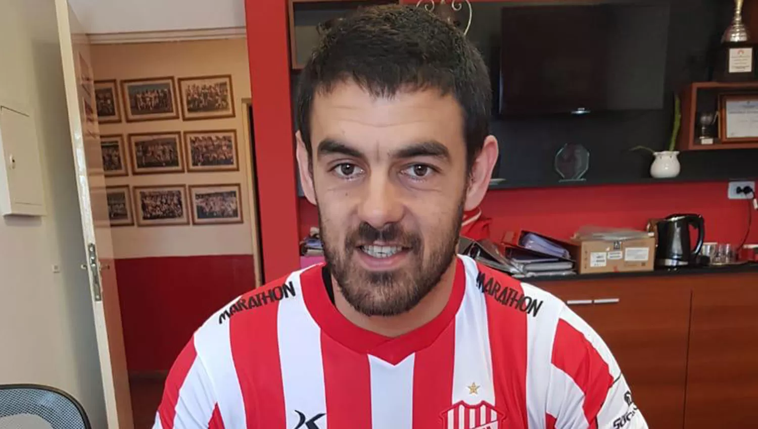 Aguiar puso la firma hoy para convertirse en jugador del Santo. FOTO TOMADA DE TWITTER.COM/CASMOFICIAL