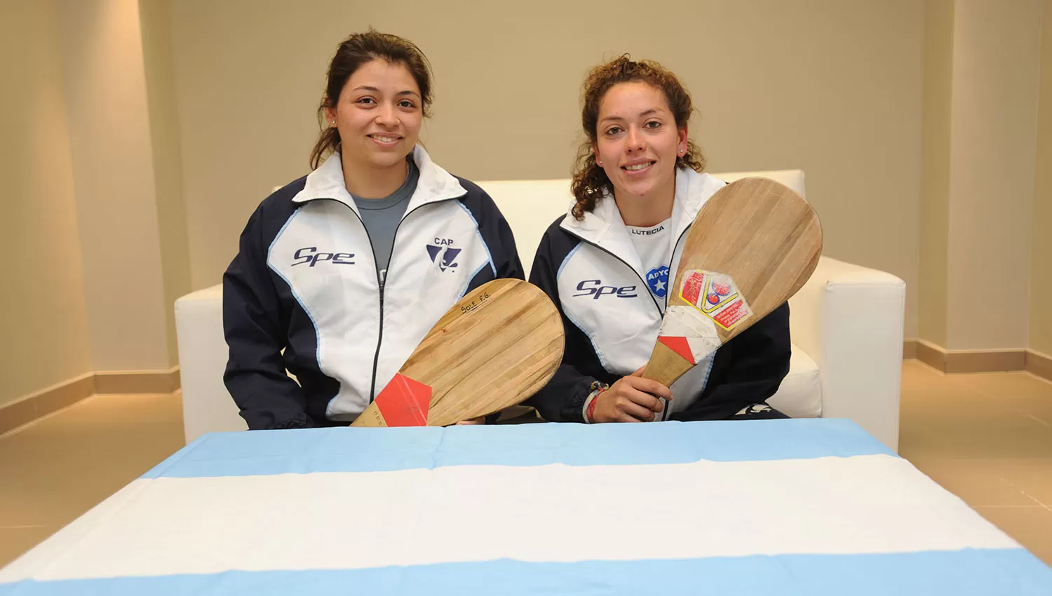 Cynthia Pinto -derecha- junto a otra destacada pelotari tucumana, Soledad Frías Garcia. (ARCHIVO)