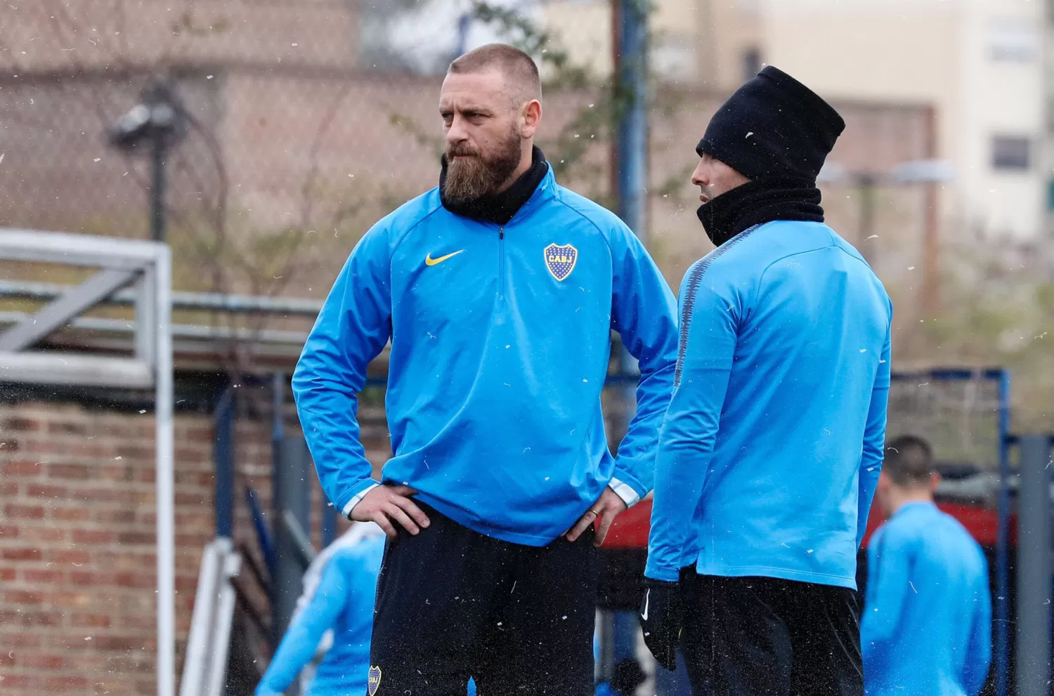 De Rossi, en un paréntesis del entrenamiento, con Carlos Tevez. (FOTO TOMADA DE TWITTER @BocaJrsOficial)