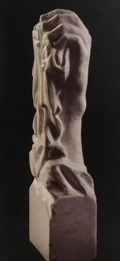 MÁRMOL DE CARRARA. “Tool” es una de las obras en talla directa de Mariela Martin expuesta en Estados Unidos. 