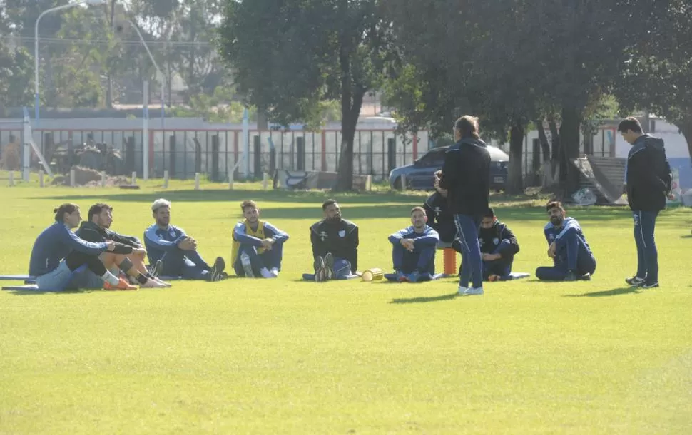 OÍDOS ATENTOS. Los jugadores del “Decano”, entre ellos Javier Toledo (tercero, desde la izquierda), escuchan atentamente las indicaciones de Ricardo Zielinski, durante un alto en los entrenamientos físicos. la gaceta / foto de Antonio Ferroni