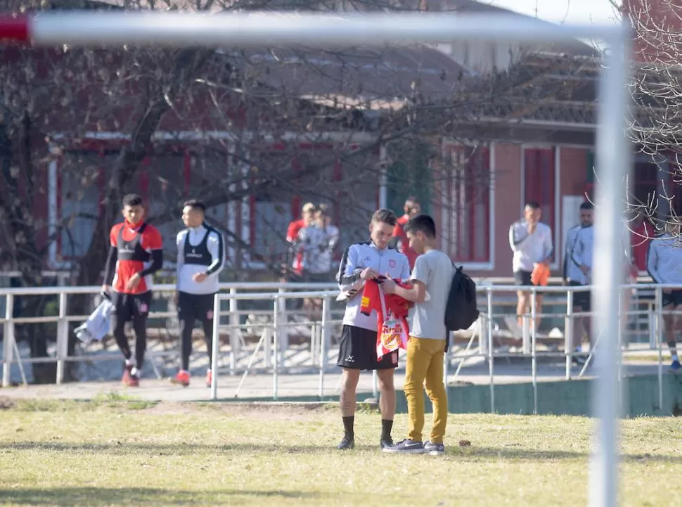 AUTÓGRAFOS. En el primer día de entrenamiento, luego de su regreso al “Santo”, Purita se dio un tiempo para atender el pedido de los hinchas, que querían quedarse con la firma del volante en sus camisetas. la gaceta / foto de franco vera