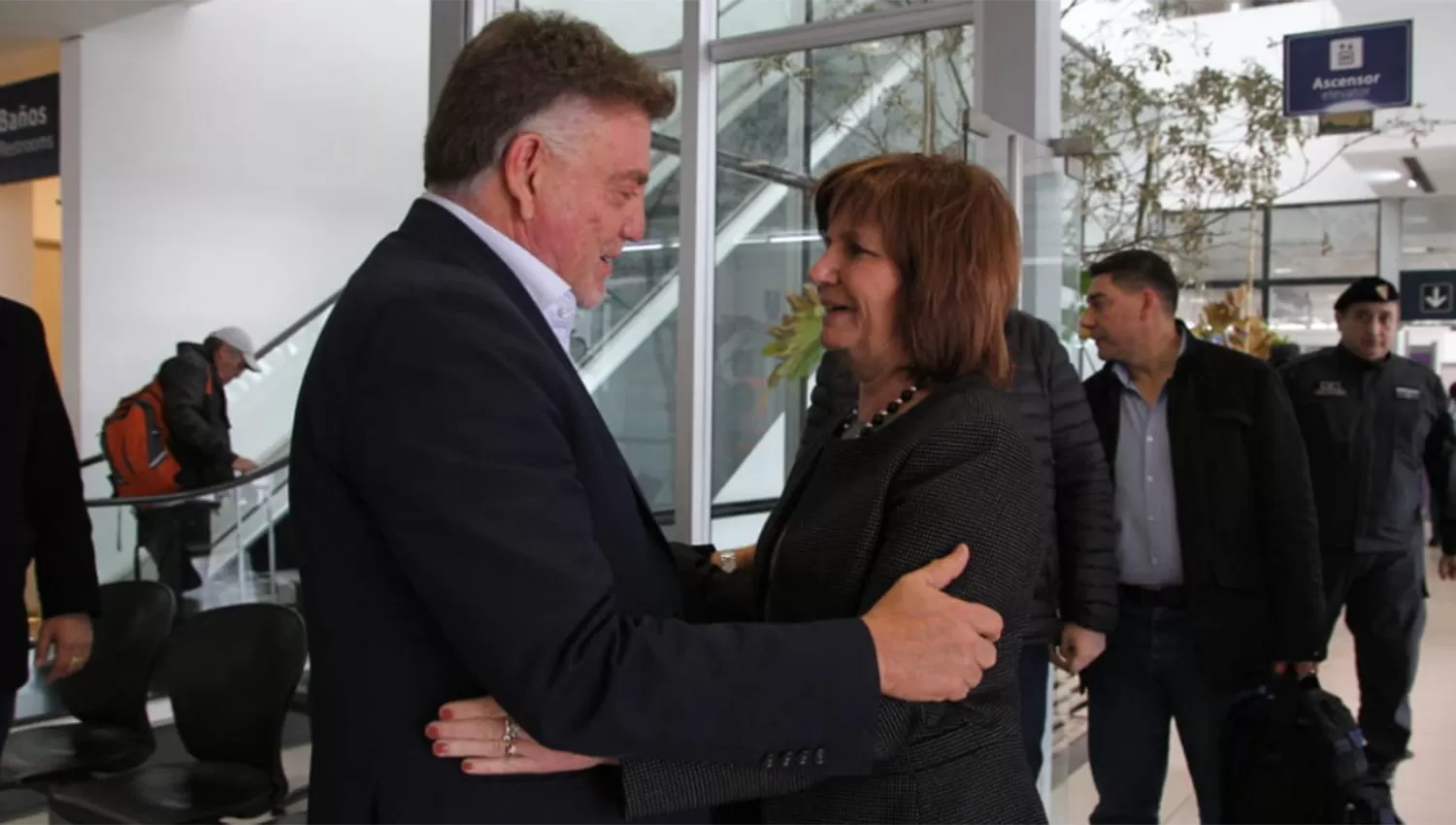 Amaya recibió a Bullrich en el aeropuerto Benjamín Matienzo. 