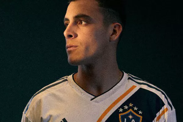 Pavón fue presentado con un orginal video y usará la N° 10 en Los Ángeles Galaxy
