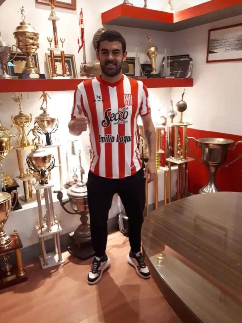 TODO BIEN. Tras limar asperezas y firmar su contrato, Aguiar posó sonriente para la foto. “Estoy donde quiero estar”, dijo. Alejandro Cruz / Prensa CASM