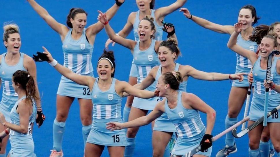 FELICES. Sauze (1ª desde la derecha) festeja el pasaje a la final de Lima.