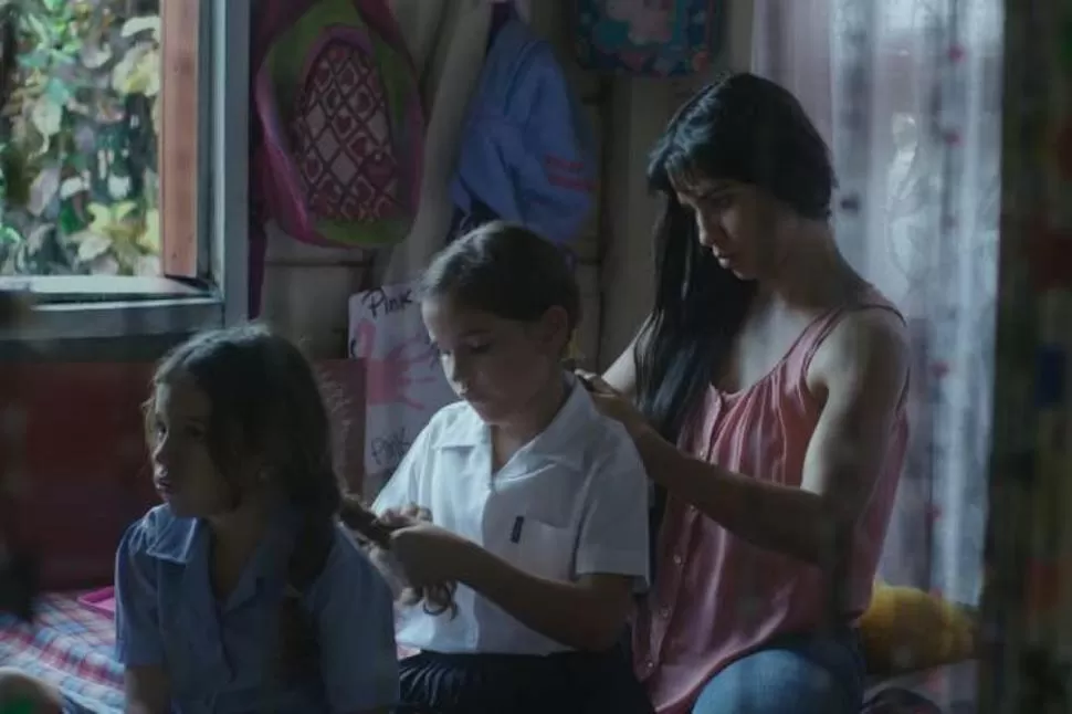 ROL FEMENINO. La mujer aprende a agradar y a servir, el hombre a demandar y a exigir, según muestra la película que fue rodada en Costa Rica.  