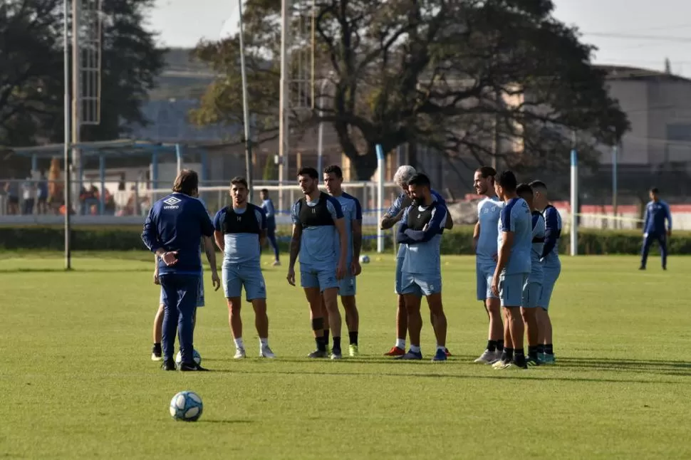 UNA LARGA CHARLA. Zielinski no se cansó ayer de dar indicaciones a sus dirigidos. Durante el parate de la Superliga puso manos a la obra para buscar el “11” ideal, pensando en el partido frente a Godoy Cruz.  la gaceta / foto de Ines Quinteros Orio